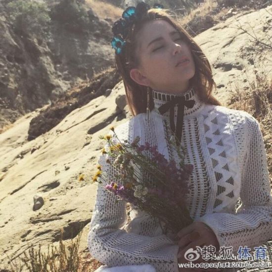 周杰伦现身电玩城 网友:一家三口一起玩游戏真