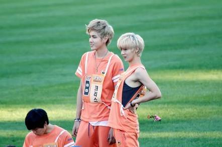 鹿?吴亦凡同框 牛鹿cp甜甜的 朴灿烈机场看吴