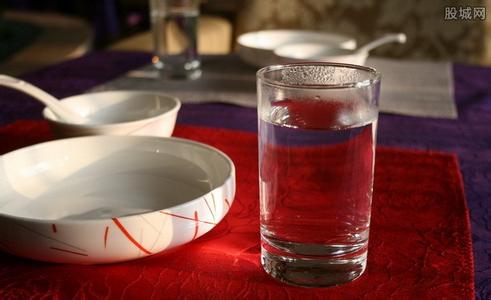 餐厅喝出干燥剂家长索赔50万 餐厅只愿意赔偿