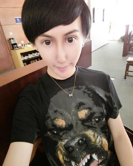 蛇精男晒身份证称15岁 曝刘梓晨奇葩照片网友