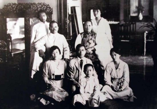 宋庆龄(二排右,宋子文(二排中,宋美龄(四排右,宋子良(四排左,宋子