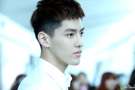 吴亦凡晒侧颜照 戴帽子微微低头露出白皙面部