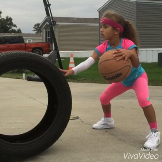 未来篮球之星:美六岁女童秀惊人运球技能