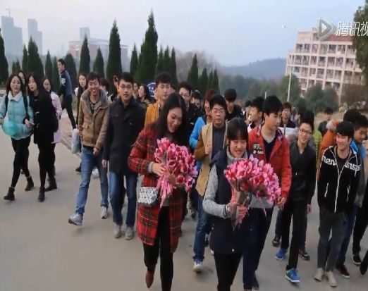55名男生集体在女生宿舍门口排队送花