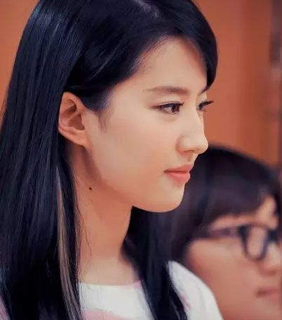 刘亦菲完美比例脸 侧面照美出新高度