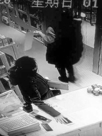 女子超市买东西 趁收银员换货时偷走其手机(图