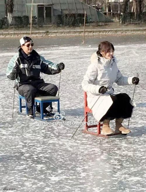 郑爽和爸爸滑冰玩雪橇面色红润气色好 杜淳杜