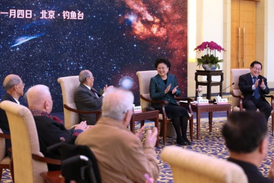 為獎勵著名科學家的杰出成就，經中科院國家天文台提議和國際天文學聯合會批准，我國2015年諾貝爾生理學或醫學獎獲得者屠呦呦和近年國家最高科技獎獲得者謝家麟、吳良鏞、鄭哲敏、張存浩獲得永久性小行星命名。命名儀式於1月4日在北京舉行，中共中央政治局委員、國務院副總理劉延東出席。