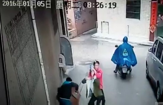 女子遭2男子当街勒脖抢劫 监控拍下全程(组图)