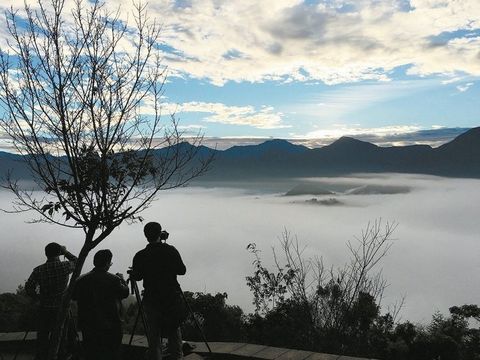 冬雨后雲海現日月潭金龍山美如仙境（圖）