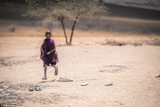探秘非洲原始部落:吃猴子抽大麻(高清组图)