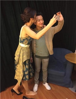 李亚男脱高跟合影