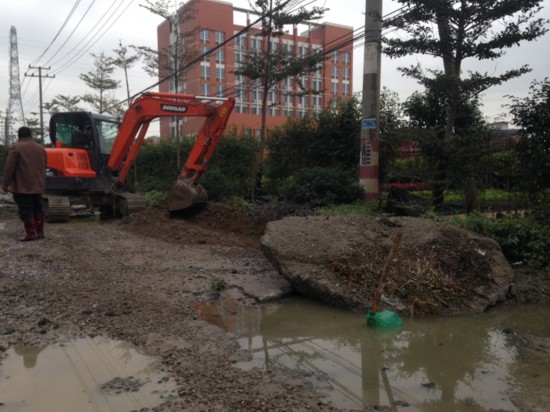 福州上街公路现吃人深坑 瞬间吞噬载货摩托车