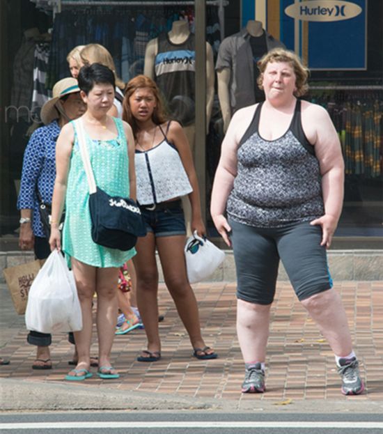 美肥胖女艺术家街头记录路人鄙夷目光