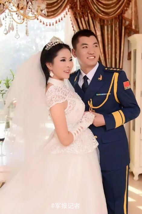 婚纱照军装_军装礼服婚纱照(2)