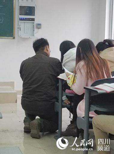 高校教师跪地为学生讲题 被赞中国好老师(图)