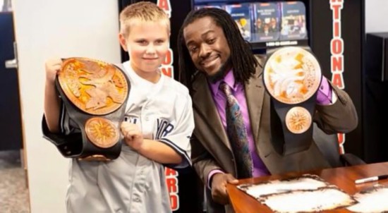 (组图)WWE巨星与粉丝们的合影照 台下无明星