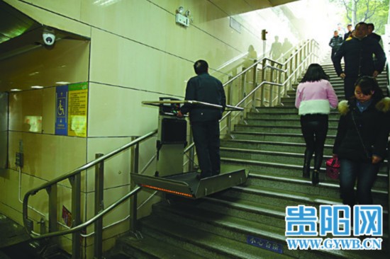 地下通道升降梯缘何成摆设 市民:不知道其用途