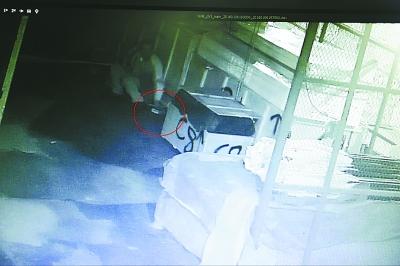 快递分拣员从包裹中抠走苹果手机连面膜都偷(