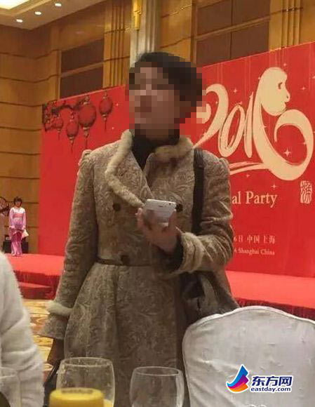 网友曝 鸡爪女 现身公司年会 吐槽身价不降反升