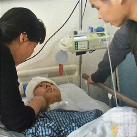 西安一18岁少年生日遇车祸 昏迷一月愁坏父母
