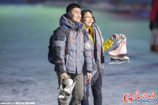 電影《老炮兒》引北京后海滑冰熱 游人湖面滑冰樂