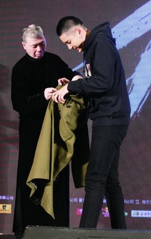 《老炮儿》票房破八亿 吴亦凡获冯小刚手赠军大衣