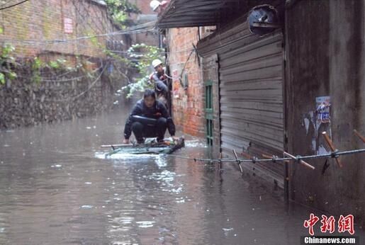 广西暴雨致积水:积水超1米村民被困用竹筏搭救