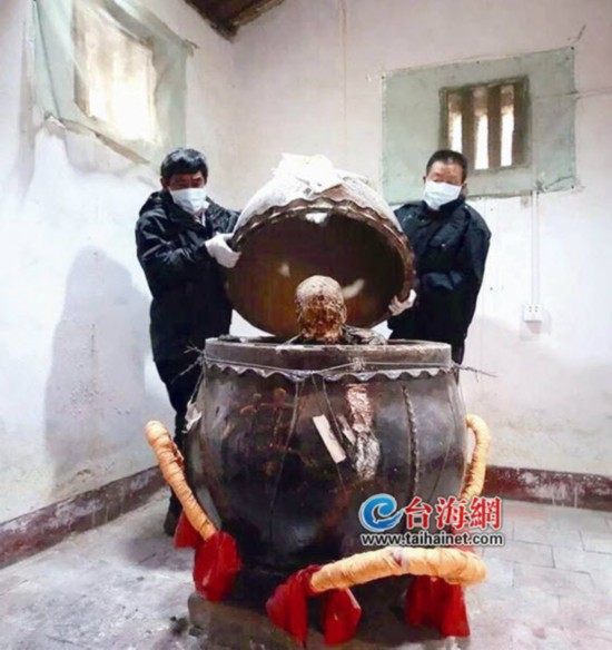 老和尚坐缸3年肉身不腐 一个多月后将被塑金身