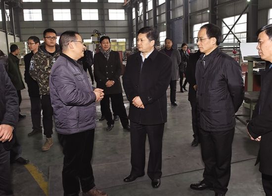 在鸿强机床有限公司调研 本报记者 张雷 摄