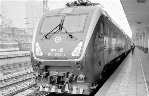 首趟从西安至深圳的宁西线二线电气化铁路47次客车从河南信阳站发出。 孟文性摄