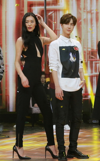 《天天向上》王一博与刘雯同台走秀 谈父爱落