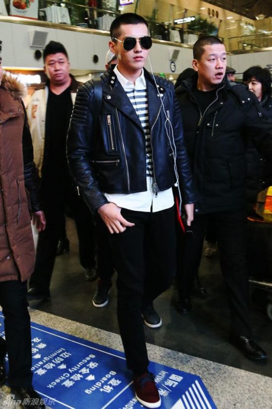 吴亦凡转战时装周 身背海军蓝迷彩双肩包佩戴