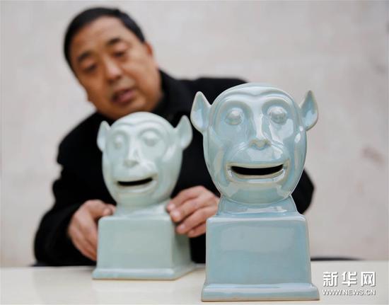 1月11日,河南省非物质文化遗产项目汝瓷烧制技艺代表性传承人王君子检查刚烧制完成的现代汝瓷作品“猴首”。