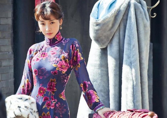 柳岩穿中国风旗袍 紧身透视显现玲珑身材