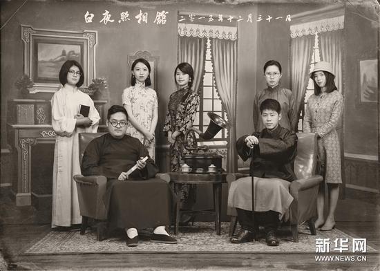 在白夜照相馆内,白夜照相馆工作人员合影(照片由照相馆提供,摄于2015年11月27日)。