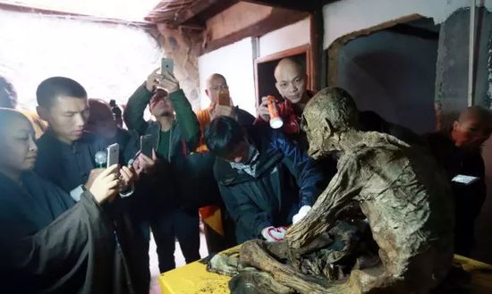 更好地保存福厚老和尚"金刚不坏之体",寺里请来九华山"肉身佛"制作