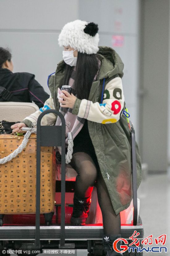 谢娜着宽松大衣 包裹严实以车代步
