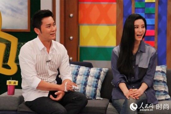 花式秀恩爱!范冰冰穿男友李晨牛仔拼接衬衫出