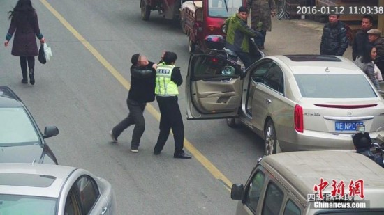 司机违停被查殴打交警 打交警或被判3年以下有