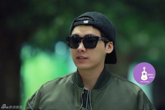 李易峰一脸高冷抵杭州人满为患 自曝长靴造型