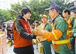 深圳能源集团送给千名环卫工保温套装