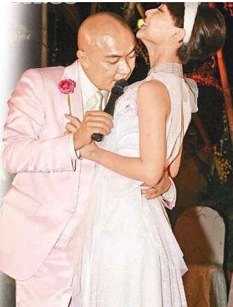 张卫健妻子晒合影补过纪念日 娱乐圈模范夫妻