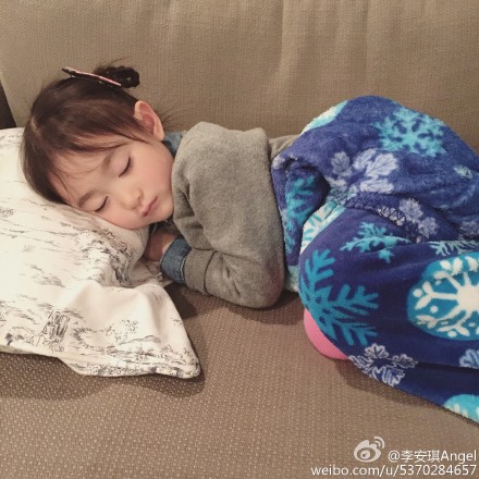 李小鹏女儿萌生奥莉4岁生日全家甜蜜游玩 小公