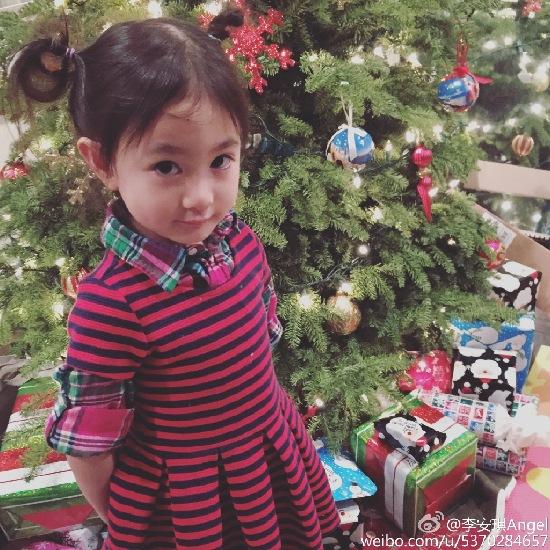 李小鹏女儿萌生奥莉4岁生日全家甜蜜游玩 小公