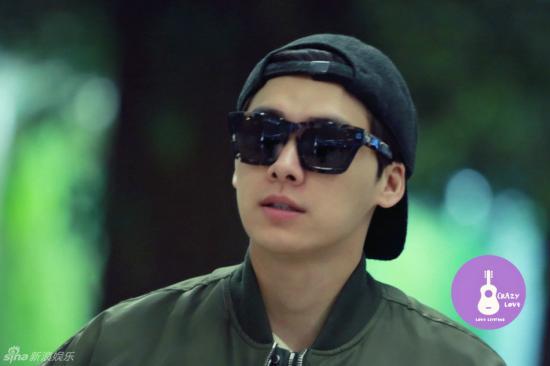 李易峰一脸高冷抵杭州人满为患 自曝长靴造型