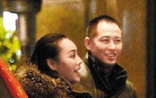 【宁静与小男友现身】据网友11年揭底,王小毅生于1983年,现在应