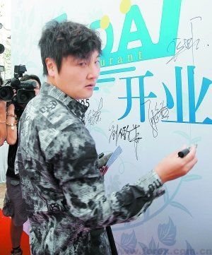 金巧巧现身剧场看演出 盘点那些自己开店的明