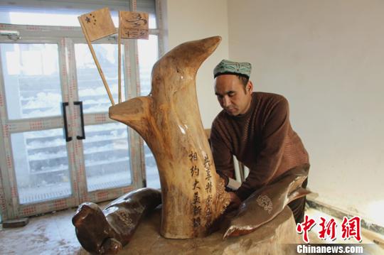 新疆民间艺人制作根雕作品祝福全国十三届冬运