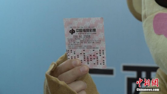 广西2.64亿双色球巨奖得主身穿 猴装 领奖(组图